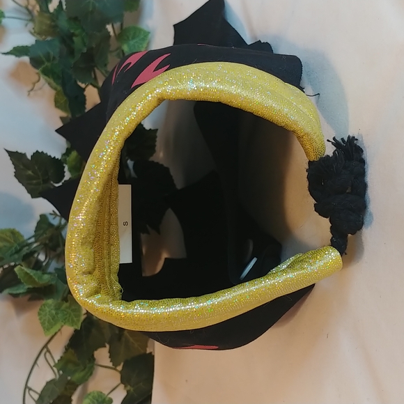 Pet Costume. Cute little cape. Size Small. Like New. - Picture 2 of 7